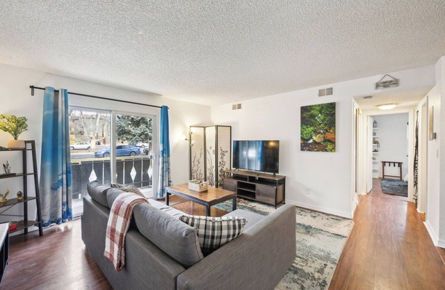 Cozy 2-bedroom apartment in beautiful Boulder with fitness room, WiFi
