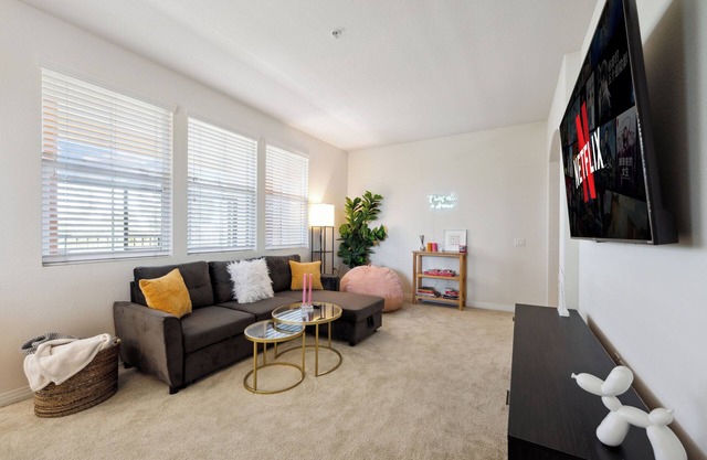 Cozy 2-bedroom apartment 7 min from Disneyland! Free parking and pool!