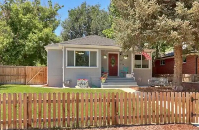 Cozy 2 bedroom bungalo convenient to Downtown without the noise!n