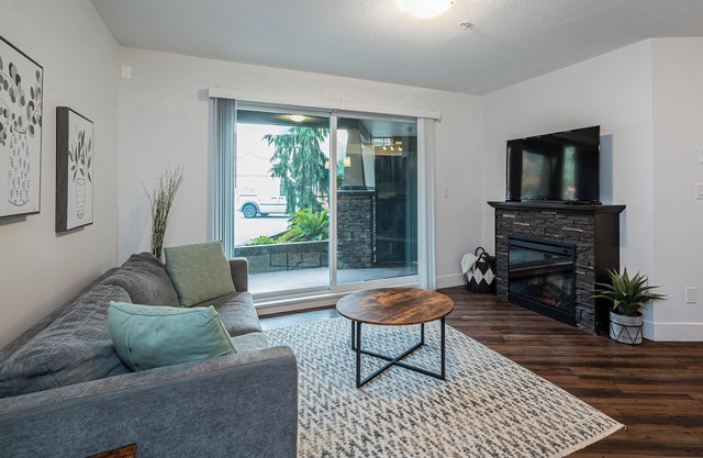 Cozy 2 bedroom Condo - walking distance to down town Abby.nDog Friendly!