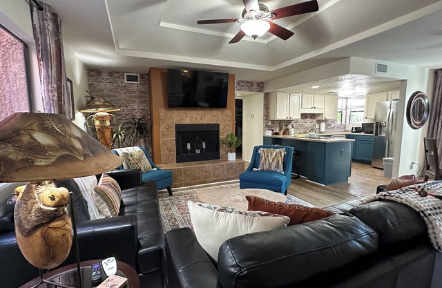 Cozy 2-bedroom condo by Sabino Canyon in Tucson w pool, pickleball and gym.