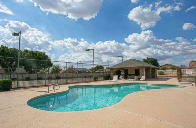 Cozy 2-bedroom condo in amazing Glendale pool/WiFi 5 min from Peoria Sprt Cmplx