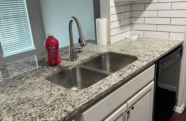 Cozy 2-bedroom condo in terrific Dallas with AC, WiFi etc.