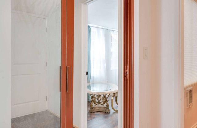 Cozy 2-bedroom condo in lovely Oakland with WiFi