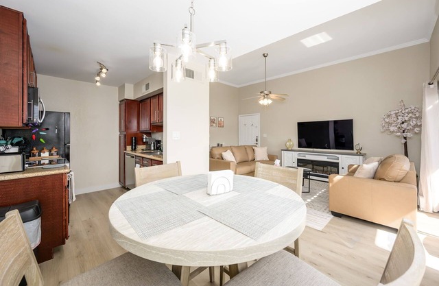 Cozy 2-bedroom condo in lovely Scottsdale w/Pool View