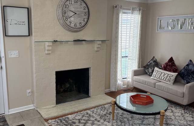 Cozy 2-bedroom condo with WiFi, AC in enjoyable Columbus