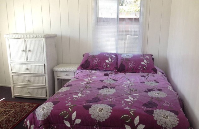 Cozy 2-bedroom house with gated 2 car parking, 2 blocks from the bay