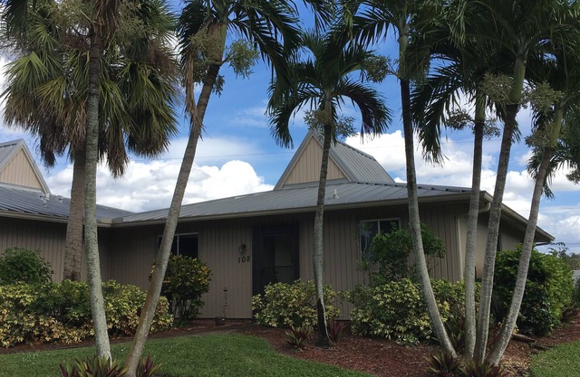 Cozy 2 bedroom minutes from the beach and Marco Island!