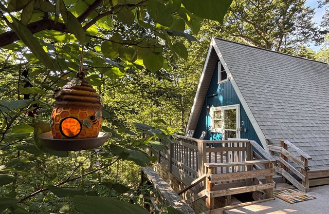 Cozy 2-bedroom tiny cabin with roomy loft, AC, and fire pit near Bryce Resort