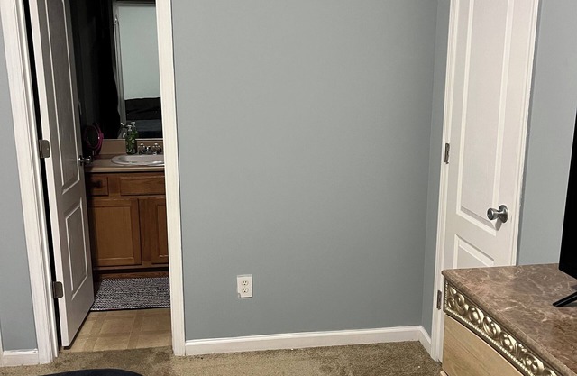 Cozy 2-bedroom townhome with WiFi, AC in soothing College Park