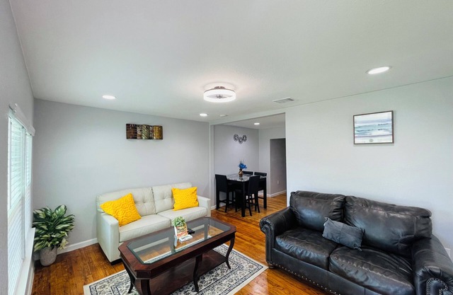 Cozy 2-bedroom townhome in charming Dallas with WiFi, AC