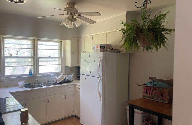 Cozy 2-bedroom apartment in charming Berkeley Springs with AC, WiFi