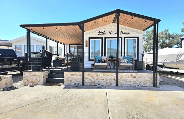 Cozy 2 bedroom Park Model Home in Popular Lake Havasu City near London Bridge