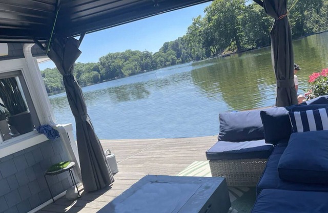 Cozy 2 bedroom lakeside cottage with fire pit