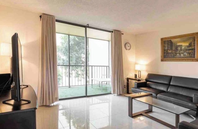 Cozy 2-bedroom condo with WiFi, AC in charming West Palm Beach
