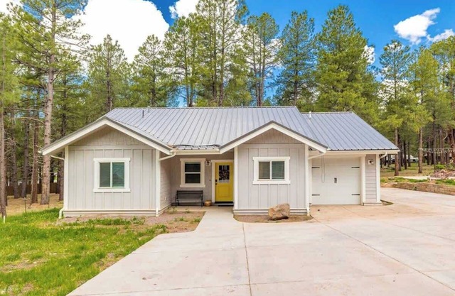 Cozy 2-BR Guesthouse w/AC & Yard near Viola's