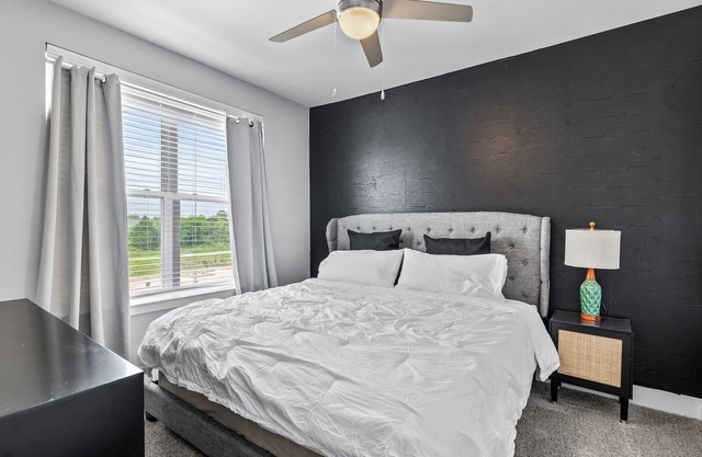 Cozy 2 BR king bed, lux pool DFW