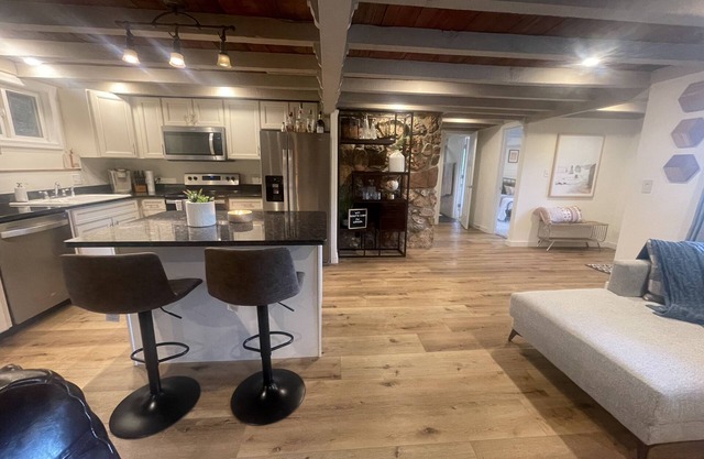 Cozy 2-BR lake view house with hot tub!