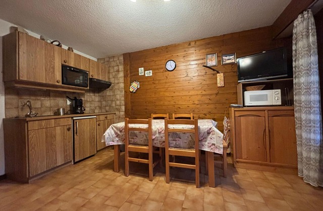 Cozy 2-Room Apartment near Ski Slopes with South-Facing Balcony and Parking.