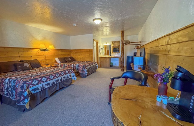 Cozy 2 Queens Cabin, Hot Tub by the River, Mountain View & Pet-Friendly
