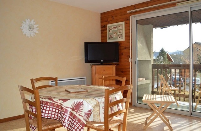 Cozy 2-Room Apartment for 6 with Terrace, Near Ski Slopes, Pet-Friendly