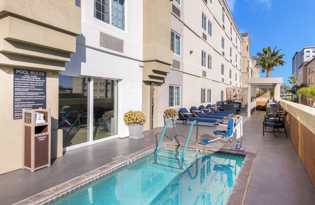 Cozy 2 Unit Stay: Queen Beds, Full Kitchens, Parking, Fitness, Pool & Shuttle!