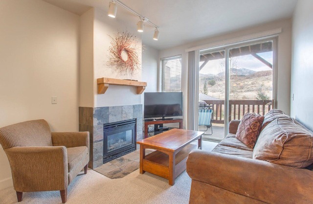 Cozy 2BD/2BA Mountain View Condo, near skiing, Sleeps 4+