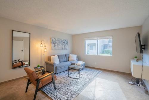 Cozy 2BD - Parking, Gym, Pool - Sleeps 8 - 5 Min Casino