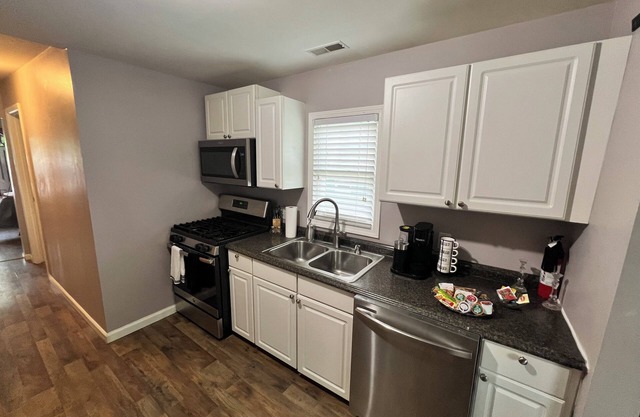 Cozy 2bedr/1bath house facing Glendale park