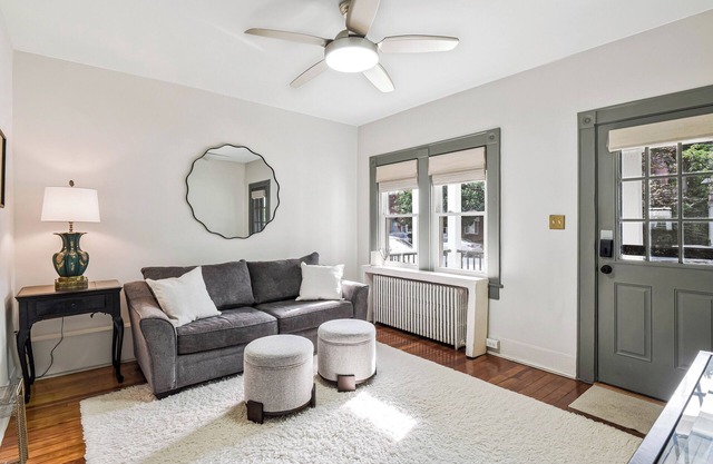 Cozy 2BR/1BTH Home in Old Town Alexandria! - Walk to Water & Metro!
