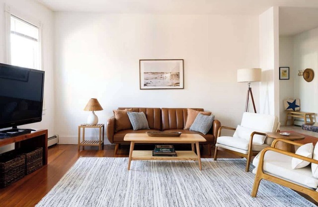 Cozy 2BR/2BA Apt on Broadway