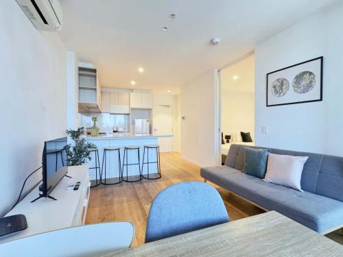 Cozy 2BR Apt Steps from Southern Cross City Views