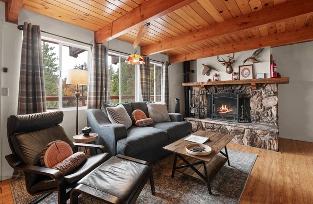 Cozy 2br Cabin With Panoramic Mountain Views & Hot Tub