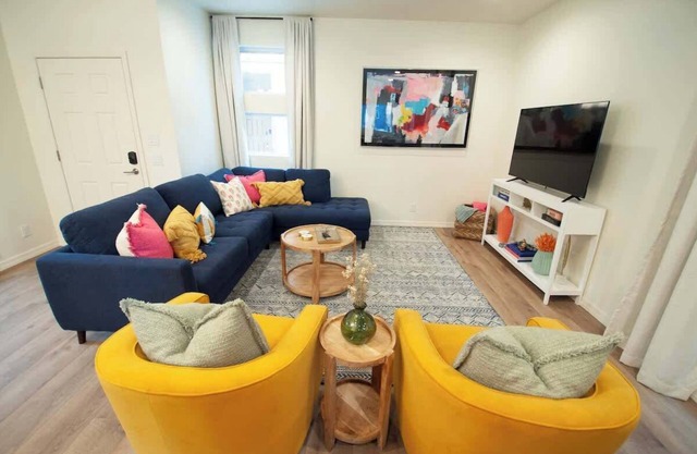 Cozy 2BR Flagstaff Bungalow w/A/C & Parking