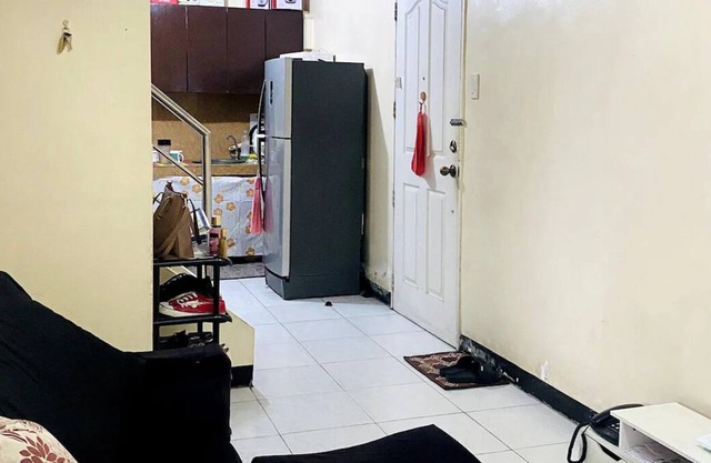Cozy 2BR loft w/ balcony |100mbps| near PGH, UP, LRT and Robinson's Place Manila