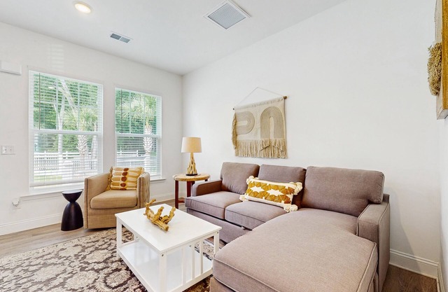 Cozy 2BR Pet Friendly Walkable Resort Cottage w/Pool Access