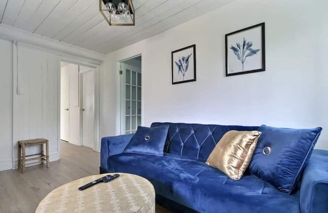 Cozy 2BR - Sahir Suite W/King Bed Free P