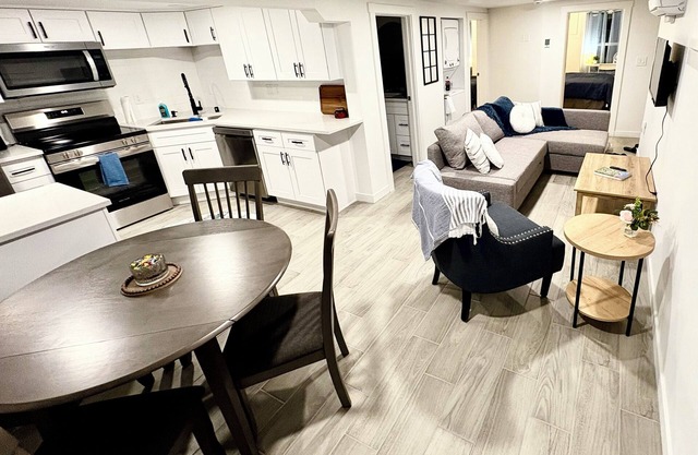 Cozy 2BR w/Backyard Fun + Dog Friendly - sleeps 6