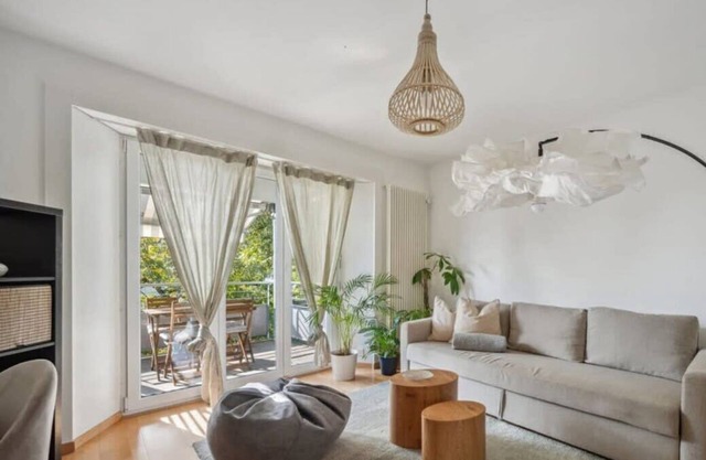 Cozy 2BR Zurich Apt: Easy City Access