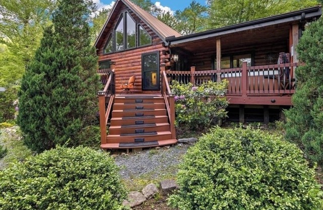 Cozy 3-bedroom cabin in charming Sugar Mountain with WiFi.
