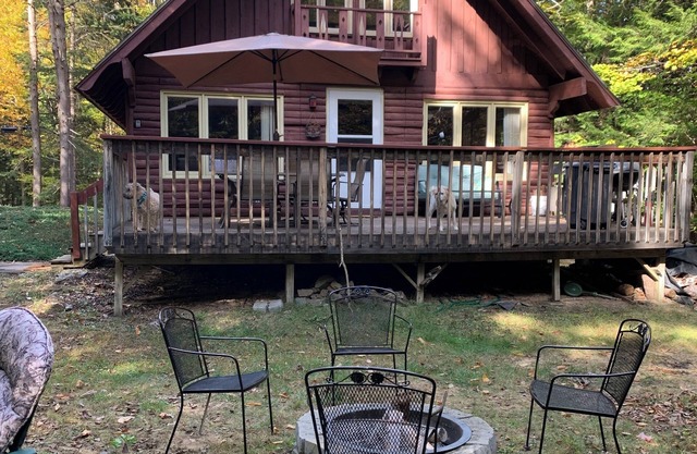 Cozy 3-bedroom chalet in lovely Bridgton 1/4 mile from pleasant mountain Skiing