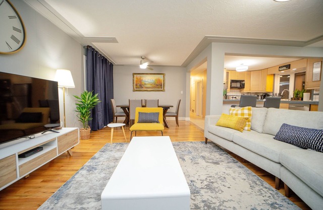 Cozy 3 Bedroom Contemporary Home With Free Parking