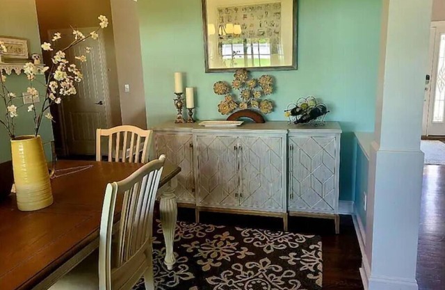 Cozy 3 bedroom house with a pool near the track