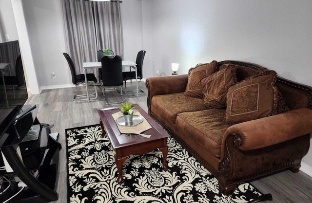 Cozy 3-Bedroom House, Walking Distance Near Ridgeway/Eglinton Plaza's Dining Hub