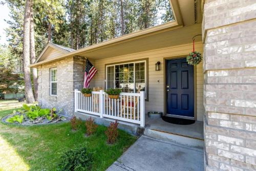 Cozy 3-Bedroom Retreat with Fenced Yard, Games & BBQ- Pet Friendly