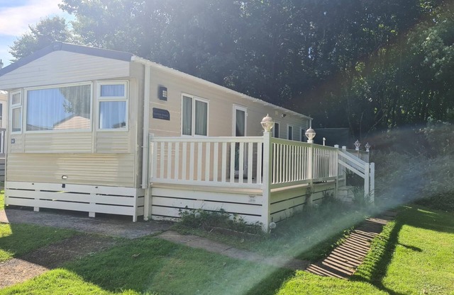 Cozy 3 bedroom Static Caravan near Looe on an amazing resort.
