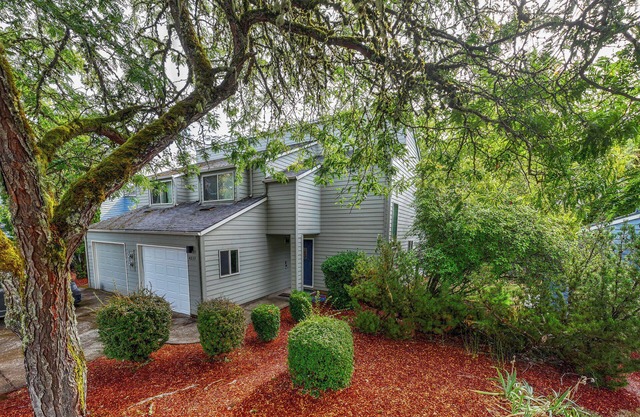 Cozy 3-Bedroom Townhome with AC - 3 Miles from OSU in Corvallis