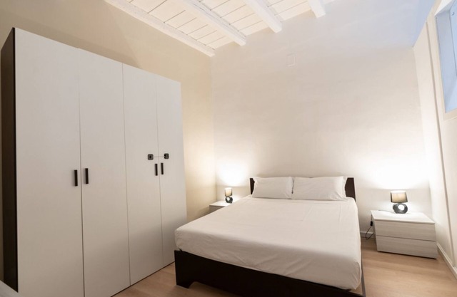 Cozy 30 sqm apartment in Barletta, ideal for 3 guests. Equipped with wifi and air conditioning to ensure maximum comfort. Enjoy relaxing moments on the balcony, soaking up the city's atmosphere. Located in an enviable position, just steps away from the h