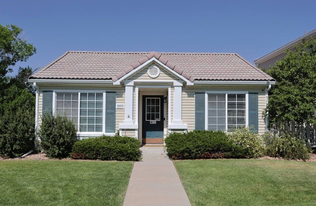 Cozy 3Bed, 1.5Bath Bungalow Close to DEN Airport, Great Sideyard, AC/Heater Wifi