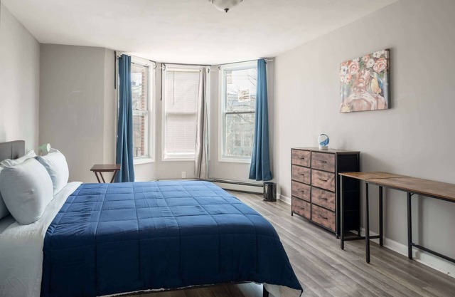 Cozy 3BR Apartment - Smart TV - Pet-Friendly